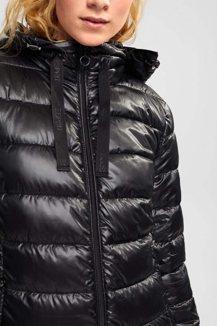 Pikowany płaszcz z odpinanym kapturem z troczkiem, BLACK, detail image number 0