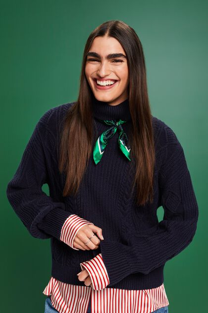 Sweter z półgolfem i wzorem w warkocze