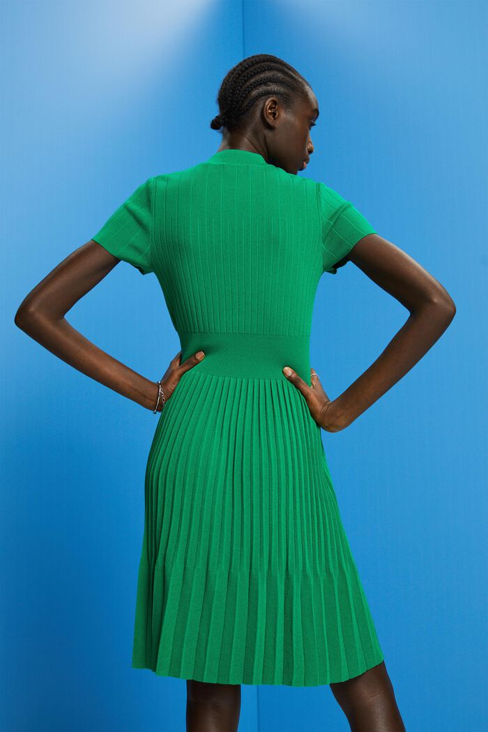 Plisowana sukienka midi z półgolfem i krótkim rękawem, EMERALD GREEN, detail image number 3