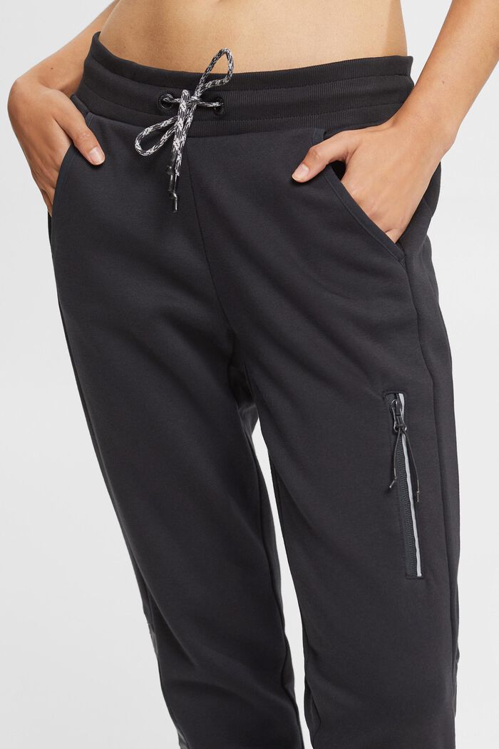 Spodnie dresowe z kieszenią na nogawce, BLACK, detail image number 2