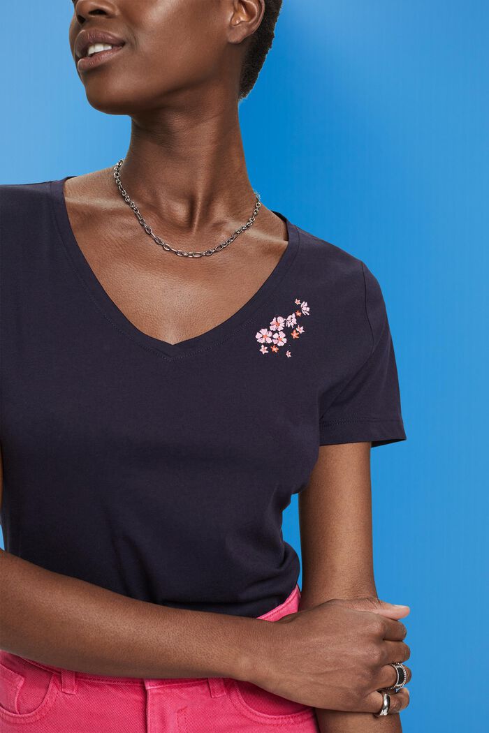 T-shirt z dekoltem w serek i kwiatowym haftem, NAVY, detail image number 2