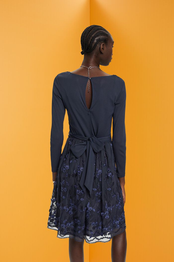 Koronkowa sukienka mini z haftowaną, kwiecistą siateczką i efektem 3D, NAVY, detail image number 3