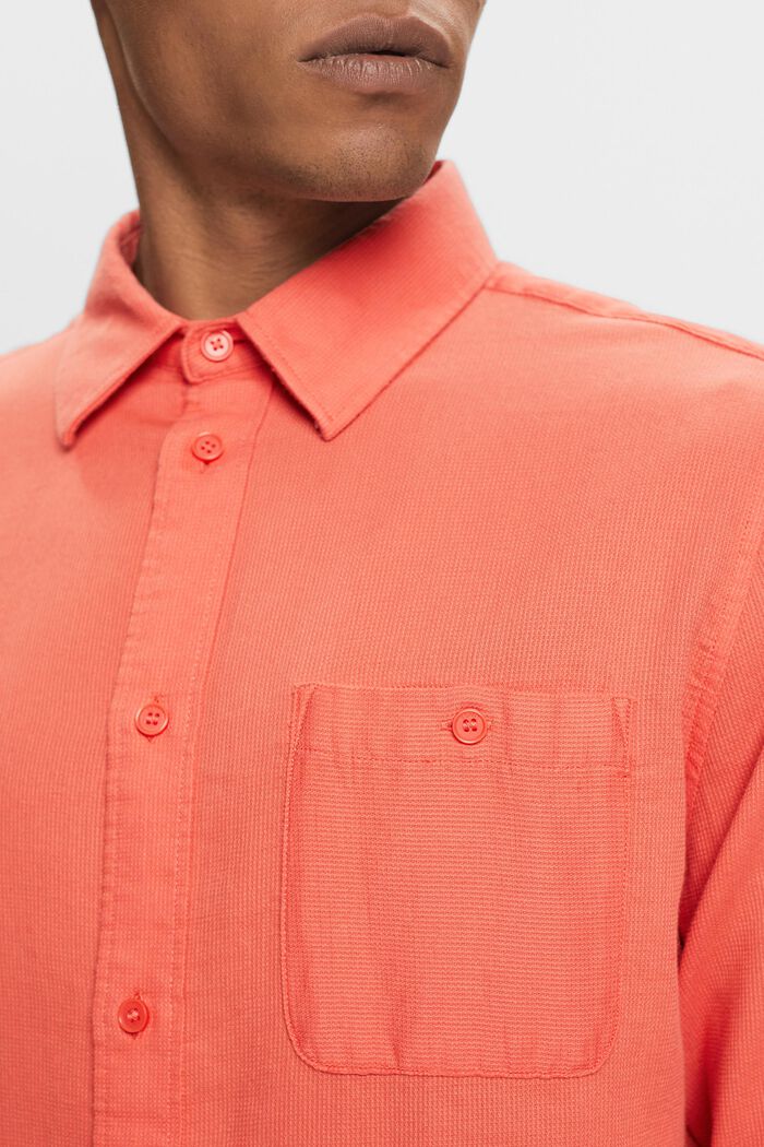 Fakturowana koszulka o fasonie slim fit, 100% bawełny, CORAL RED, detail image number 2
