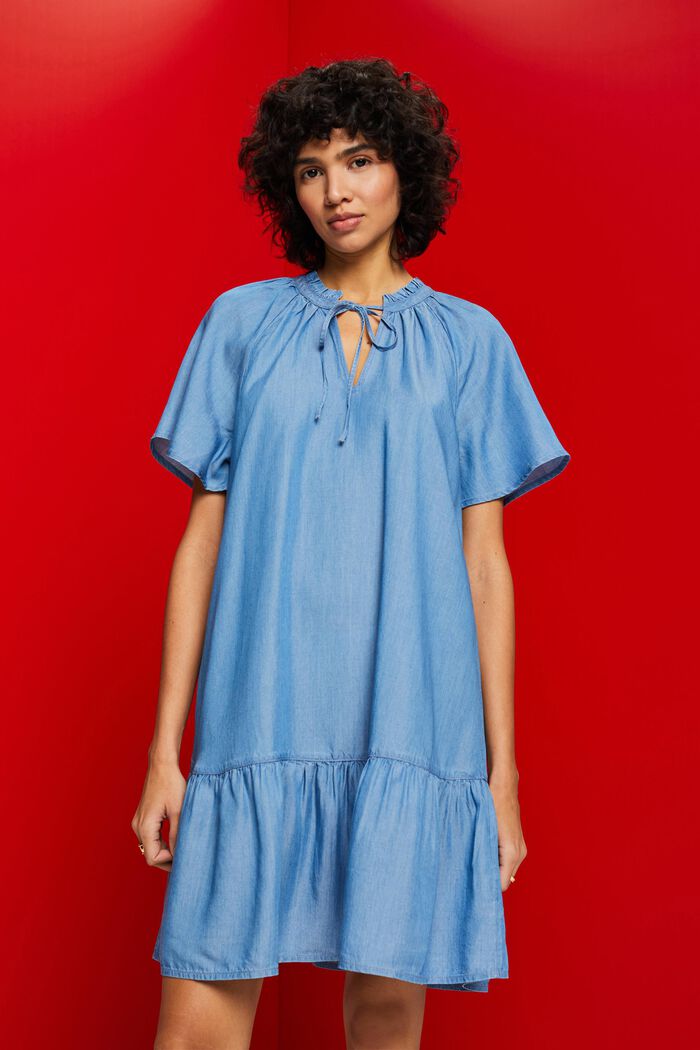 Sukienka z tkaniny chambray z zawiązywanym dekoltem i falbaniastym obszyciem, TENCEL™, BLUE MEDIUM WASHED, detail image number 0