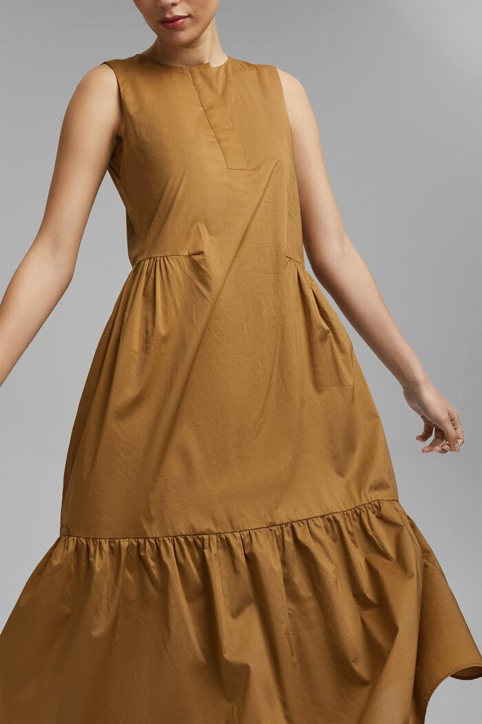 Bawełniana sukienka midi bez rękawów z falbanami