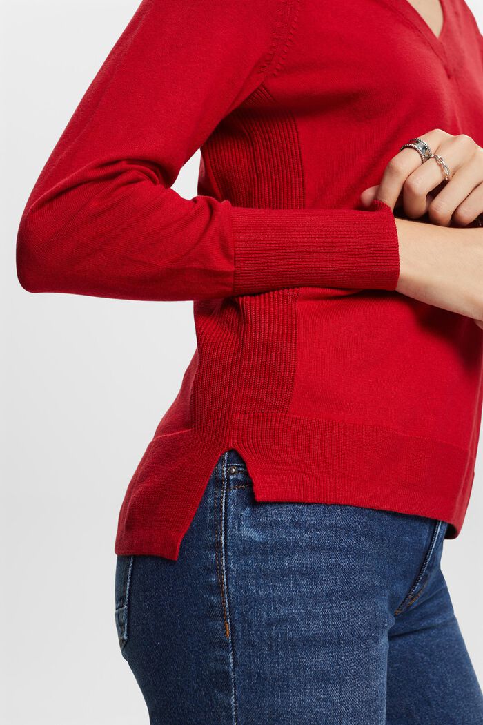 Sweter z dekoltem w serek, DARK RED, detail image number 2