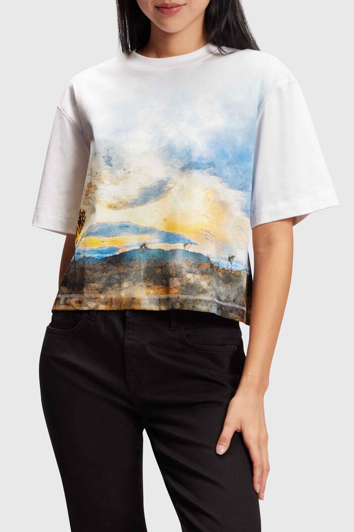 Skrócona koszulka z cieniowanym nadrukiem krajobrazu z przodu