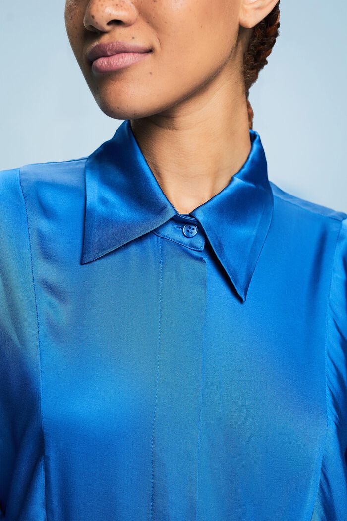 Satynowa bluzka z marszczoną baskinką, BRIGHT BLUE, detail image number 1