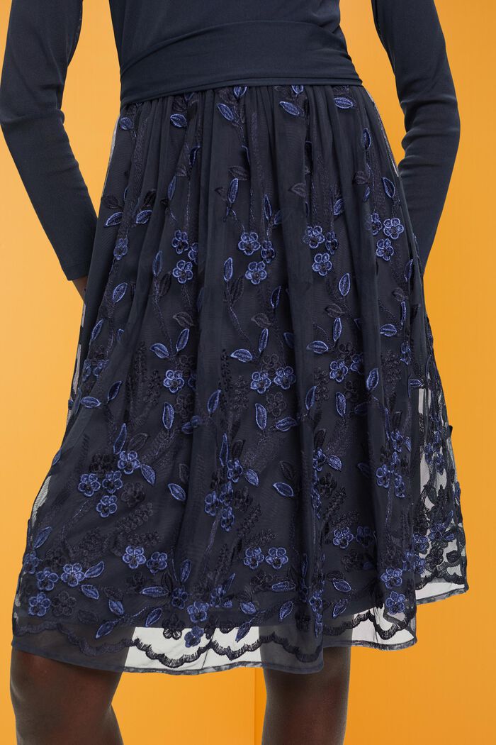 Koronkowa sukienka mini z haftowaną, kwiecistą siateczką i efektem 3D, NAVY, detail image number 4