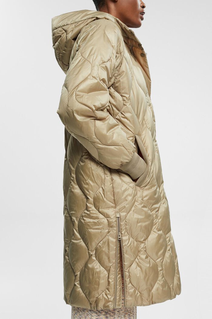 Pikowany płaszcz z podszewką w kontrastowym kolorze, PALE KHAKI, detail image number 4