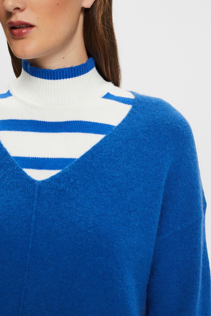 Sweter z dekoltem w serek z mieszanki wełnianej, BRIGHT BLUE, detail image number 1