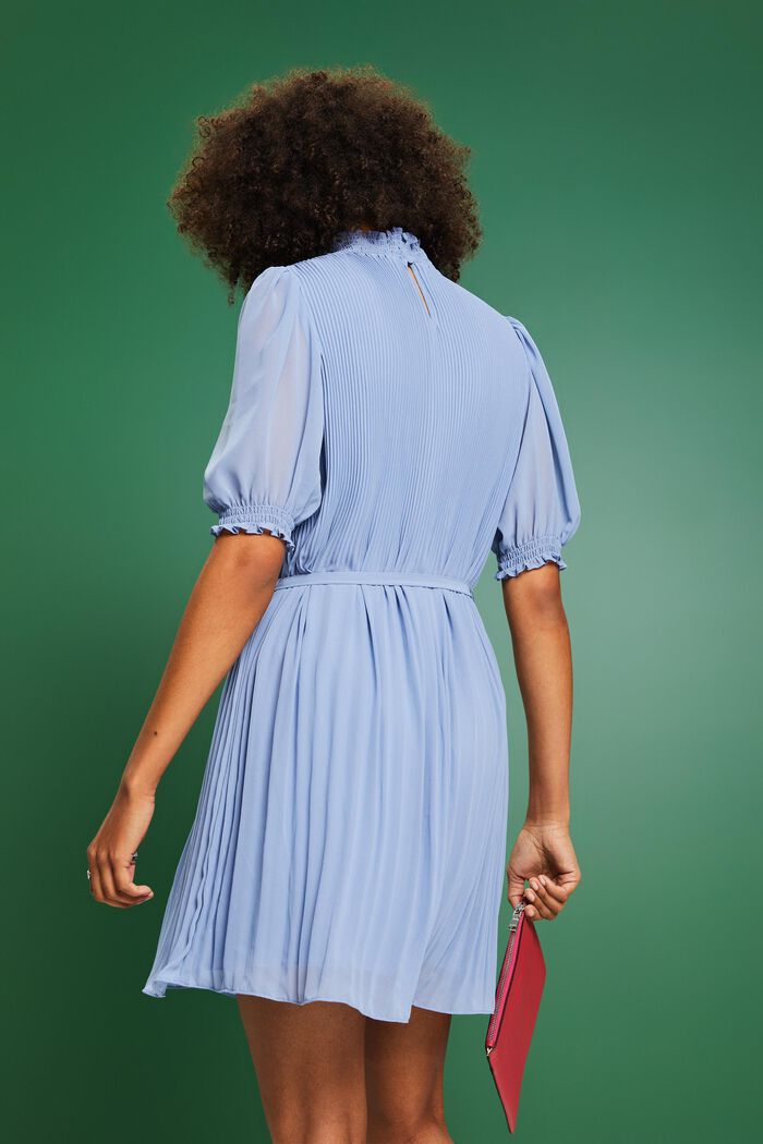 Sukienka mini z półgolfem z plisowanego szyfonu, BLUE LAVENDER, detail image number 2