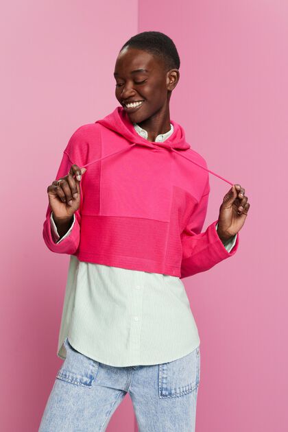 Skrócona bluza z kapturem w patchworkowym stylu