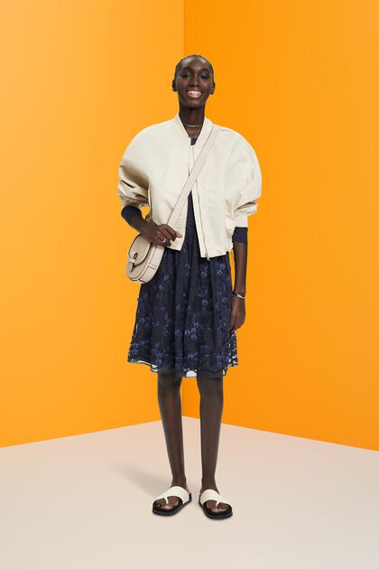 Koronkowa sukienka mini z haftowaną, kwiecistą siateczką i efektem 3D