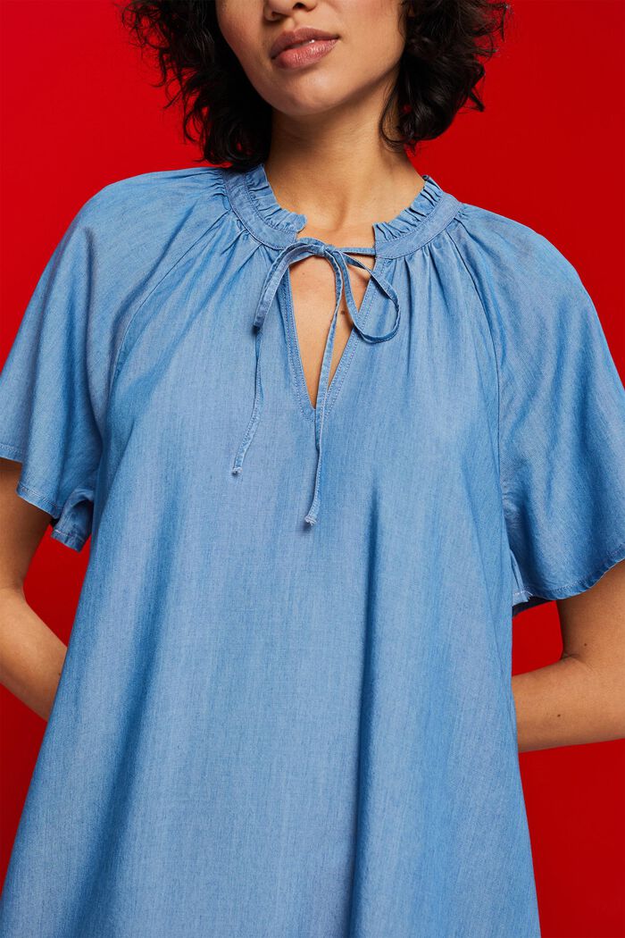 Sukienka z tkaniny chambray z zawiązywanym dekoltem i falbaniastym obszyciem, TENCEL™, BLUE MEDIUM WASHED, detail image number 2