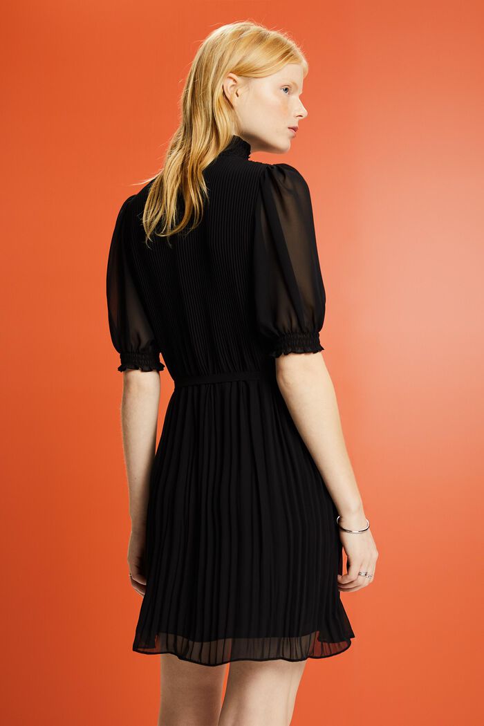 Sukienka mini z półgolfem z plisowanego szyfonu, BLACK, detail image number 2