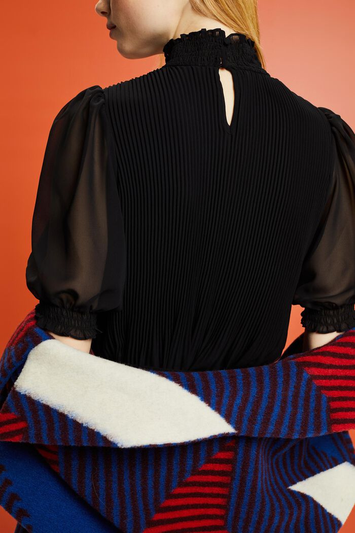 Sukienka mini z półgolfem z plisowanego szyfonu, BLACK, detail image number 4