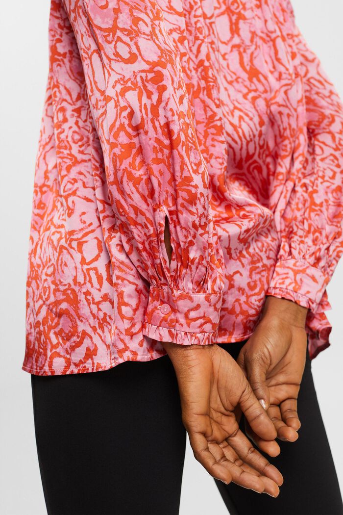 Wzorzysta, satynowa bluzka z falbankami na brzegach, PINK, detail image number 4