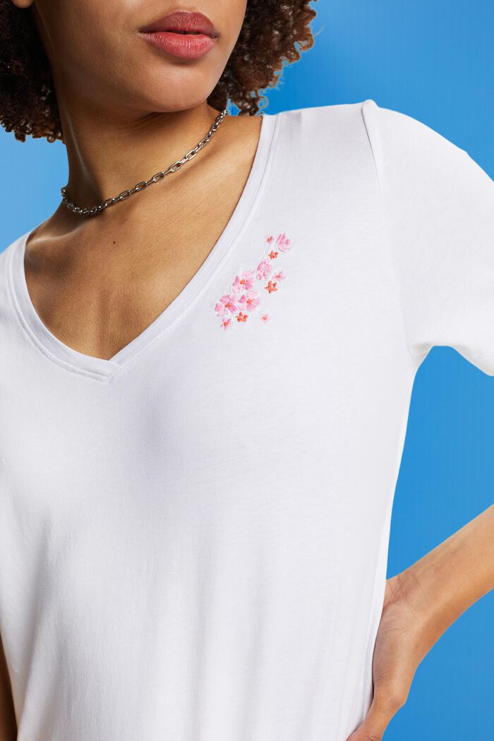 T-shirt z dekoltem w serek i kwiatowym haftem, WHITE, detail image number 2